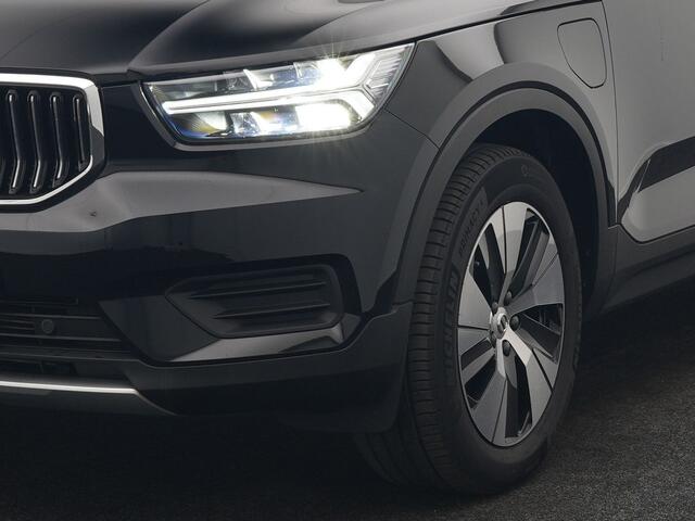 Volvo XC40 T4 Recharge Inscription PHEV 211pk Dealer O.H | Trekhaak Af Fabriek | Panodak | Harman / Kardon | Camera | Sportstoelen Memory & Verwarmd | Cruise Control | Keyless | Apple Carplay | Verwarmd Stuur | Navigatie | Virtual | DAB | 18"L.M | Plug In Hybrid |
