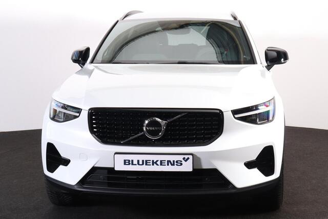 Volvo XC40 T4 Recharge Plus Dark - IntelliSafe Assist - Harman/Kardon audio - Parkeercamera achter - Verwarmde voorstoelen & stuur - Parkeersensoren voor & achter - Elektr. bedienb. voorstoelen met geheugen links - Draadloze tel. lader - Extra getint glas - 19' LMV