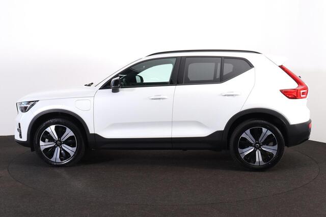 Volvo XC40 T4 Recharge Plus Dark - IntelliSafe Assist - Harman/Kardon audio - Parkeercamera achter - Verwarmde voorstoelen & stuur - Parkeersensoren voor & achter - Elektr. bedienb. voorstoelen met geheugen links - Draadloze tel. lader - Extra getint glas - 19' LMV