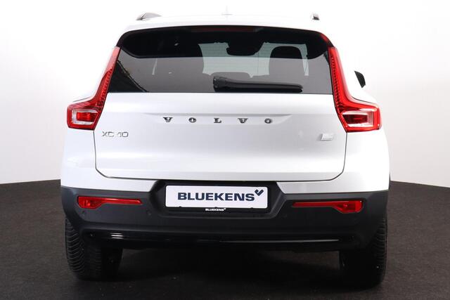 Volvo XC40 T4 Recharge Plus Dark - IntelliSafe Assist - Harman/Kardon audio - Parkeercamera achter - Verwarmde voorstoelen & stuur - Parkeersensoren voor & achter - Elektr. bedienb. voorstoelen met geheugen links - Draadloze tel. lader - Extra getint glas - 19' LMV