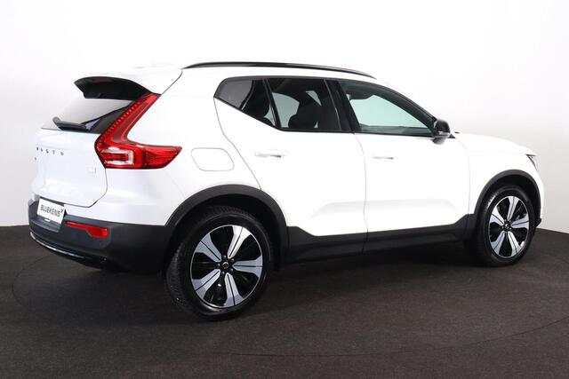 Volvo XC40 T4 Recharge Plus Dark - IntelliSafe Assist - Harman/Kardon audio - Parkeercamera achter - Verwarmde voorstoelen & stuur - Parkeersensoren voor & achter - Elektr. bedienb. voorstoelen met geheugen links - Draadloze tel. lader - Extra getint glas - 19' LMV
