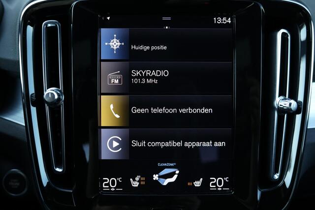Volvo XC40 T4 Recharge Plus Dark - IntelliSafe Assist - Harman/Kardon audio - Parkeercamera achter - Verwarmde voorstoelen & stuur - Parkeersensoren voor & achter - Elektr. bedienb. voorstoelen met geheugen links - Draadloze tel. lader - Extra getint glas - 19' LMV