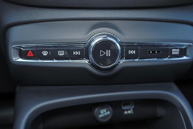 Volvo XC40 T4 Recharge Plus Dark - IntelliSafe Assist - Harman/Kardon audio - Parkeercamera achter - Verwarmde voorstoelen & stuur - Parkeersensoren voor & achter - Elektr. bedienb. voorstoelen met geheugen links - Draadloze tel. lader - Extra getint glas - 19' LMV