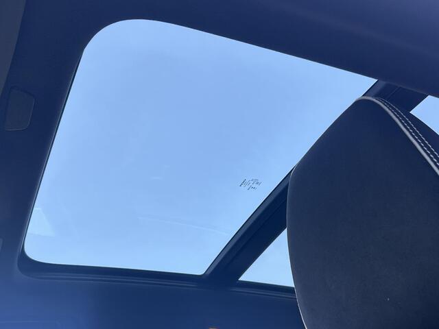 Volvo XC40 2.0 B4 Plus Dark Panorama dak / Nubuck bekleding / Extra getint glas / 19" 5-y spaaks wielen