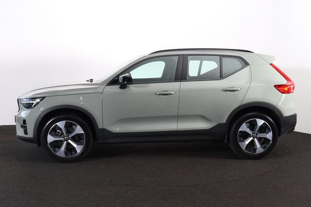 Volvo XC40 B4 Plus Dark - IntelliSafe Assist & Surround - Harman/Kardon audio - Parkeercamera achter - Verwarmde voorstoelen & stuur - Parkeersensoren voor & achter - Elektr. bedienb. voorstoelen met geheugen links - Draadloze tel. lader - Elektr. inklapbare trekhaa