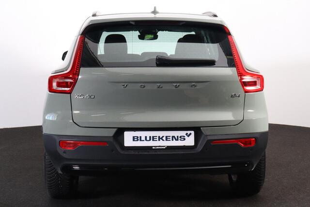Volvo XC40 B4 Plus Dark - IntelliSafe Assist & Surround - Harman/Kardon audio - Parkeercamera achter - Verwarmde voorstoelen & stuur - Parkeersensoren voor & achter - Elektr. bedienb. voorstoelen met geheugen links - Draadloze tel. lader - Elektr. inklapbare trekhaa