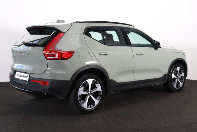 Volvo XC40 B4 Plus Dark - IntelliSafe Assist & Surround - Harman/Kardon audio - Parkeercamera achter - Verwarmde voorstoelen & stuur - Parkeersensoren voor & achter - Elektr. bedienb. voorstoelen met geheugen links - Draadloze tel. lader - Elektr. inklapbare trekhaa