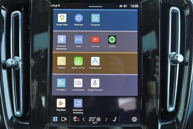 Volvo XC40 B4 Plus Dark - IntelliSafe Assist & Surround - Harman/Kardon audio - Parkeercamera achter - Verwarmde voorstoelen & stuur - Parkeersensoren voor & achter - Elektr. bedienb. voorstoelen met geheugen links - Draadloze tel. lader - Elektr. inklapbare trekhaa