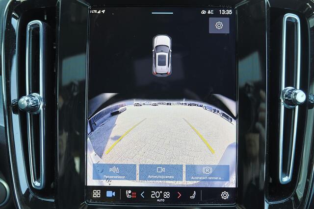 Volvo XC40 B4 Plus Dark - IntelliSafe Assist & Surround - Harman/Kardon audio - Parkeercamera achter - Verwarmde voorstoelen & stuur - Parkeersensoren voor & achter - Elektr. bedienb. voorstoelen met geheugen links - Draadloze tel. lader - Elektr. inklapbare trekhaa