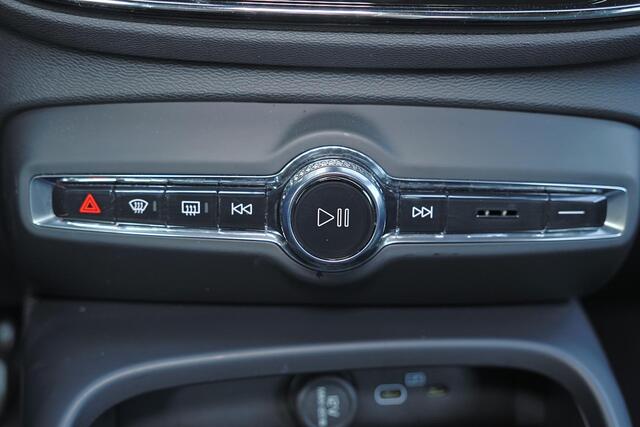 Volvo XC40 B4 Plus Dark - IntelliSafe Assist & Surround - Harman/Kardon audio - Parkeercamera achter - Verwarmde voorstoelen & stuur - Parkeersensoren voor & achter - Elektr. bedienb. voorstoelen met geheugen links - Draadloze tel. lader - Elektr. inklapbare trekhaa