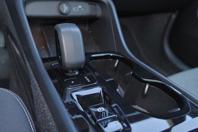 Volvo XC40 B4 Plus Dark - IntelliSafe Assist & Surround - Harman/Kardon audio - Parkeercamera achter - Verwarmde voorstoelen & stuur - Parkeersensoren voor & achter - Elektr. bedienb. voorstoelen met geheugen links - Draadloze tel. lader - Elektr. inklapbare trekhaa