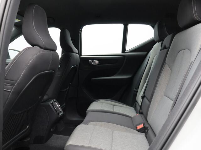 Volvo XC40 2.0 B4 Plus Dark / Trekhaak / Stoel+stuur+voorruitverwarming / Harman Kardon / Elektr. bed. stoelen