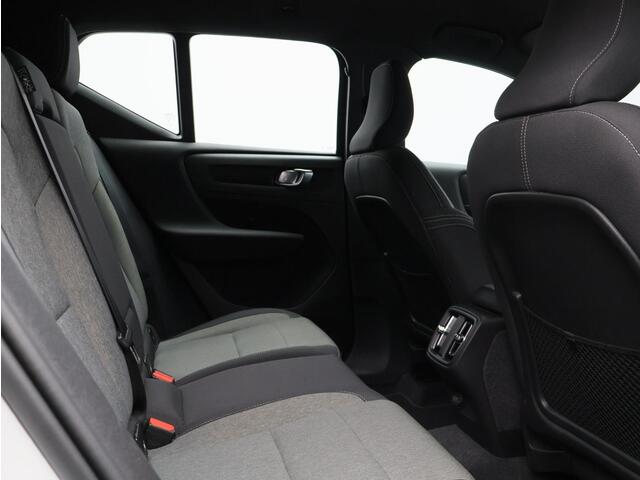 Volvo XC40 2.0 B4 Plus Dark / Trekhaak / Stoel+stuur+voorruitverwarming / Harman Kardon / Elektr. bed. stoelen