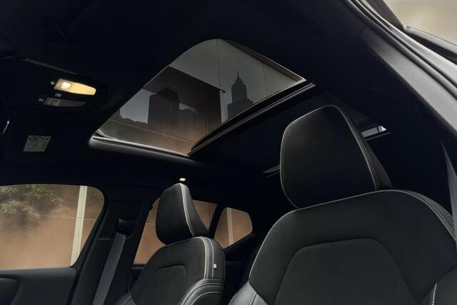 Volvo XC40 Recharge AWD Twin Pro 300kW/408pk Aut. R-Design SOH 92% PANORAMADAK + HARMAN/KARDON + ADAPT.CRUISE + 360 CAMERA + BLIS + PILOT ASSIST + GOOGLE DASHBOARD + LANE ASSIST + LEER/ALCANTARA + STOEL-&STUURVERWARMING + PARKSENSOREN V&A + 20" LM-VELGEN!!