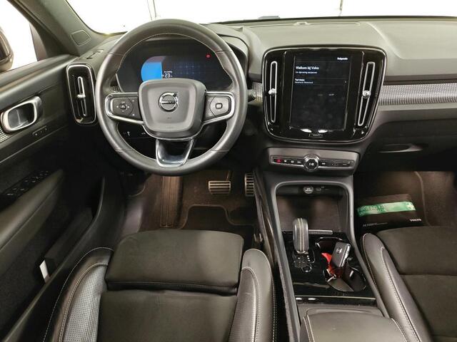 Volvo XC40 Recharge P8 AWD R-Design 1e Eigenaar | Dealer Onderh | BTW | NL-Auto | SOH89% | Trekhaak | Camera | WinterPack | Memory | Elek Stoel+Klep | Harman | Climate | Carplay | Navi | ACC | Full Led | PDC