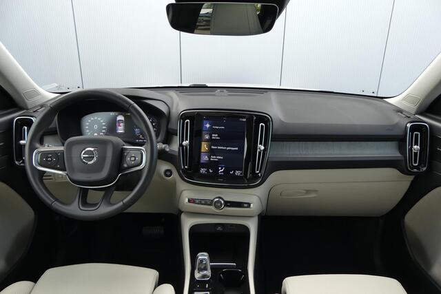 Volvo XC40 2.0 T4 AWD Inscription | Harman Kardon Audio | Four-C Demping | Trekhaak | Panoramadak | Elektrisch Verstelbare Voorstoelen | Achteruitrijcamera | Keyless Entry | Elektrische Achterklep | LED Koplampen Adaptief | Navigatie | BLIS | Cruise Control Adaptief