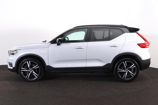 Volvo XC40 T5 Recharge R-Design - IntelliSafe Assist & Surround - Adaptieve LED koplampen - Parkeercamera achter - Verwarmde voorstoelen & stuur - Parkeersensoren voor & achter - Elektr. bedienb. voorstoelen met geheugen links - Draadloze tel. lader - Extra getint g
