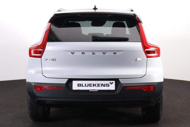 Volvo XC40 T5 Recharge R-Design - IntelliSafe Assist & Surround - Adaptieve LED koplampen - Parkeercamera achter - Verwarmde voorstoelen & stuur - Parkeersensoren voor & achter - Elektr. bedienb. voorstoelen met geheugen links - Draadloze tel. lader - Extra getint g