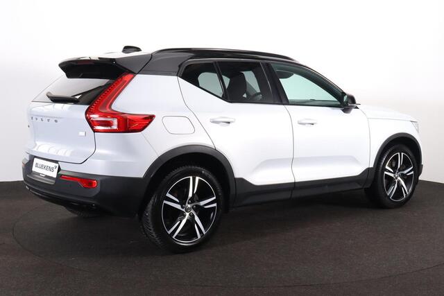 Volvo XC40 T5 Recharge R-Design - IntelliSafe Assist & Surround - Adaptieve LED koplampen - Parkeercamera achter - Verwarmde voorstoelen & stuur - Parkeersensoren voor & achter - Elektr. bedienb. voorstoelen met geheugen links - Draadloze tel. lader - Extra getint g