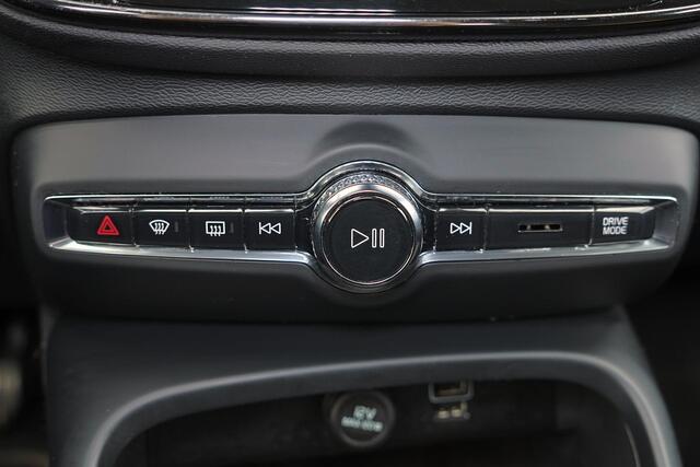 Volvo XC40 T5 Recharge R-Design - IntelliSafe Assist & Surround - Adaptieve LED koplampen - Parkeercamera achter - Verwarmde voorstoelen & stuur - Parkeersensoren voor & achter - Elektr. bedienb. voorstoelen met geheugen links - Draadloze tel. lader - Extra getint g