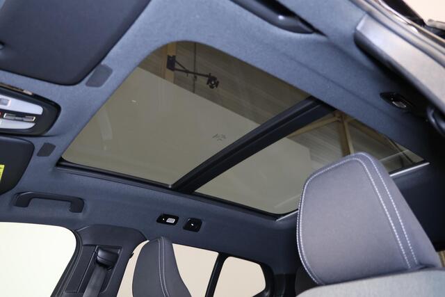 Volvo XC40 B3 Plus Black Edition - Panorama/schuifdak - IntelliSafe Assist & Surround - 360º Camera - Harman/Kardon audio - Verwarmde voorstoelen & stuur - Parkeersensoren voor & achter - Elektr. bedienb. voorstoelen met geheugen links - Draadloze tel. lader - Extra