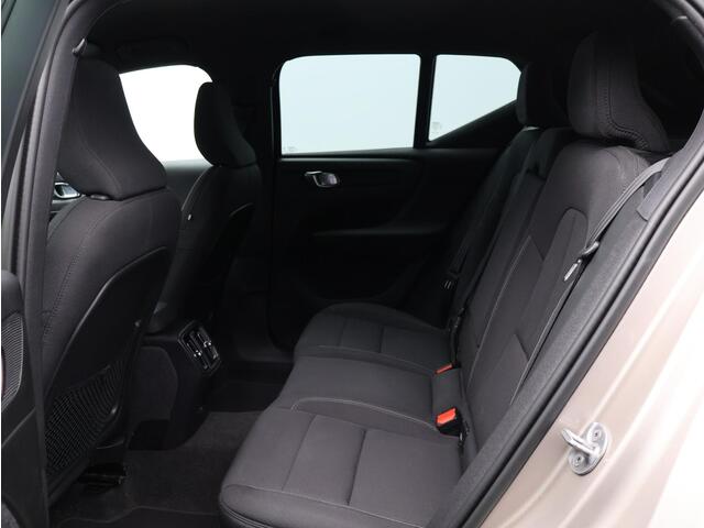 Volvo XC40 Recharge Core 70 kWh / Getint Glas / Parkeercamera / All-Seasonbanden / Carplay / Cruise Control /