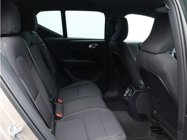 Volvo XC40 Recharge Core 70 kWh / Getint Glas / Parkeercamera / All-Seasonbanden / Carplay / Cruise Control /