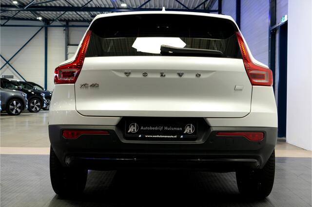 Volvo XC40 1.5 T5 Plug-in Hybrid 193kW/262pk DCT7 Plus Dark Facelift!! HARMAN/KARDON + SPORTSTOELEN + CRUISE + CAMERA + NAVI SENSUS + LANE ASSIST + EL.STOELEN + STOEL-&STUURVERWARMING + KEYLESS ENTRY&GO + PARKSENSOREN V&A + 18" LM-VELGEN!!