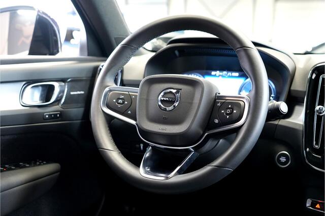 Volvo XC40 1.5 T5 Plug-in Hybrid 193kW/262pk DCT7 Plus Dark Facelift!! HARMAN/KARDON + SPORTSTOELEN + CRUISE + CAMERA + NAVI SENSUS + LANE ASSIST + EL.STOELEN + STOEL-&STUURVERWARMING + KEYLESS ENTRY&GO + PARKSENSOREN V&A + 18" LM-VELGEN!!