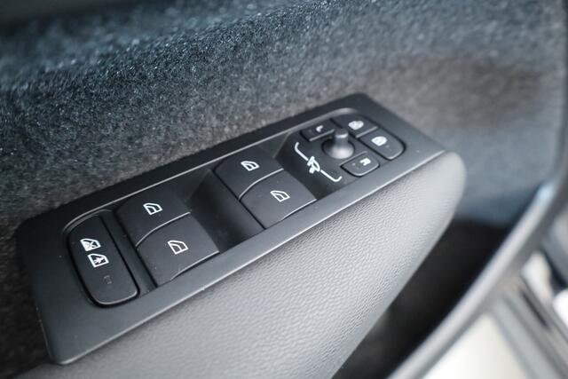 Volvo XC40 2.0 B3 Plus Black Edition | Rijklaar! | S/K-Dak | Harman/Kardon | Bliss | Stuur-stoel+Voorruitverw. | 360*+PDC | Memory | Nav+App.Connect | Elek. Klep V