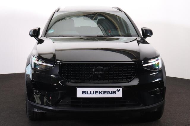 Volvo XC40 B3 Plus Black Edition - Panorama/schuifdak - IntelliSafe Assist & Surround - 360º Camera - Harman/Kardon audio - Verwarmde voorstoelen & stuur - Parkeersensoren voor & achter - Elektr. bedienb. voorstoelen met geheugen links - Draadloze tel. lader - Extra