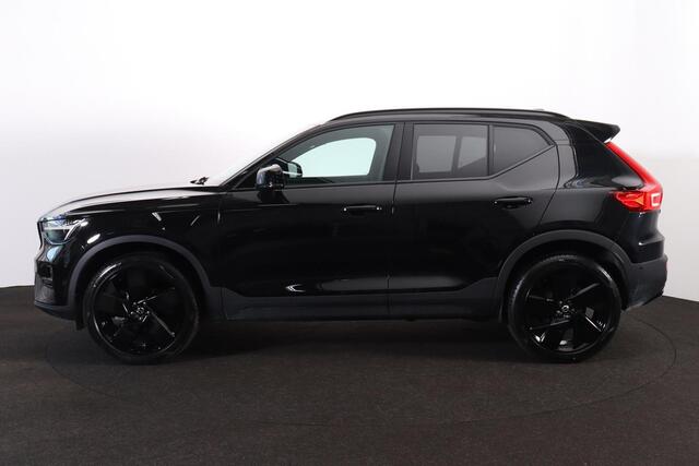 Volvo XC40 B3 Plus Black Edition - IntelliSafe Assist & Surround - 360º Camera - Harman/Kardon audio - Verwarmde voorstoelen & stuur - Parkeersensoren voor & achter - Elektr. bedienb. voorstoelen met geheugen links - Draadloze tel. lader - Extra getint glas - 20' LM
