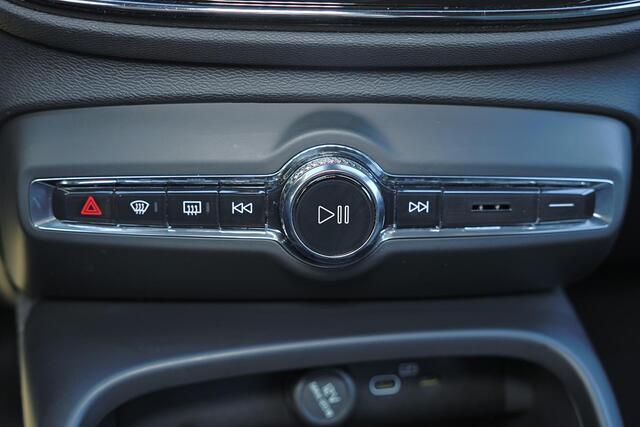 Volvo XC40 B3 Plus Black Edition - IntelliSafe Assist & Surround - 360º Camera - Harman/Kardon audio - Verwarmde voorstoelen & stuur - Parkeersensoren voor & achter - Elektr. bedienb. voorstoelen met geheugen links - Draadloze tel. lader - Extra getint glas - 20' LM