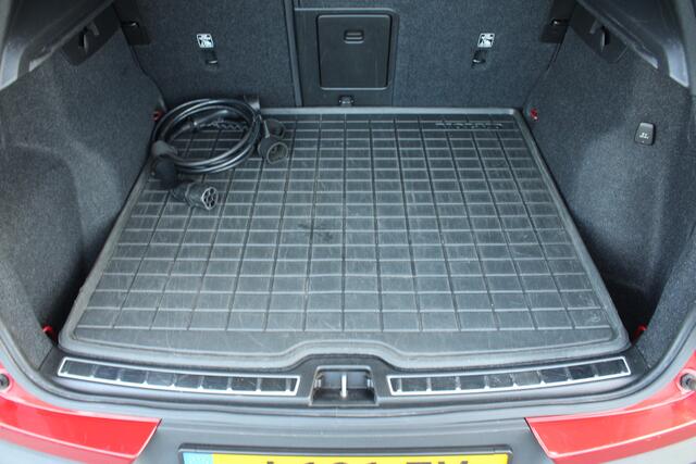 Volvo XC40 Recharge P8 AWD R-Design | Verw. Stoel & Stuurwiel | Schuif/kanteldak | Adapt. Cruise | Warmtepomp | BLIS | Camera |