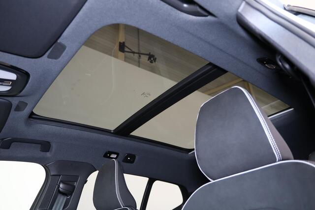 Volvo XC40 B3 Ultra Black Edition - Panorama/schuifdak - IntelliSafe Assist & Surround - 360º Camera - Harman/Kardon audio - LED Pixel koplampen - Verwarmde voorstoelen & stuur - Parkeersensoren voor & achter - Elektr. bedienb. voorstoelen met geheugen links - Draad