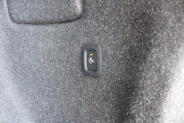 Volvo XC40 Recharge Plus | Adapt. Cruise | Draadloze telefoonlader | El. Trekhaak | PDC V+A | Camera |