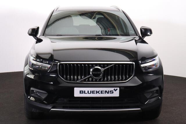 Volvo XC40 T5 Recharge Inscription Expression - IntelliSafe Assist - Adaptieve LED koplampen - Parkeercamera achter - Verwarmde voorstoelen & stuur - Parkeersensoren voor & achter - Draadloze tel. lader - Extra getint glas - Elektr. inklapbare trekhaak - 19' LMV