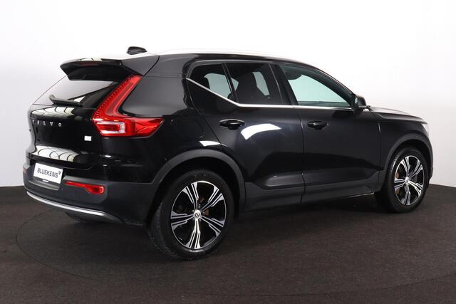 Volvo XC40 T5 Recharge Inscription Expression - IntelliSafe Assist - Adaptieve LED koplampen - Parkeercamera achter - Verwarmde voorstoelen & stuur - Parkeersensoren voor & achter - Draadloze tel. lader - Extra getint glas - Elektr. inklapbare trekhaak - 19' LMV