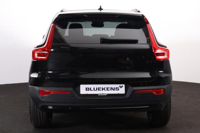 Volvo XC40 B3 Plus Black Edition - Panorama/schuifdak - IntelliSafe Assist & Surround - 360º Camera - Harman/Kardon audio - Verwarmde voorstoelen & stuur - Parkeersensoren voor & achter - Elektr. bedienb. voorstoelen met geheugen links - Draadloze tel. lader - Extra