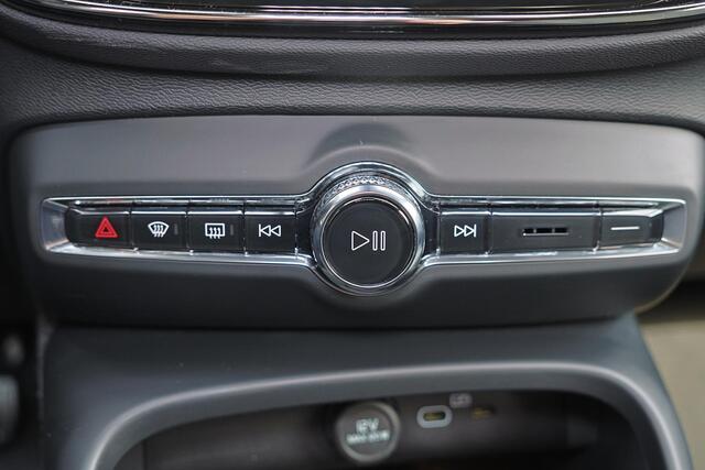 Volvo XC40 B3 Plus Black Edition - Panorama/schuifdak - IntelliSafe Assist & Surround - 360º Camera - Harman/Kardon audio - Verwarmde voorstoelen & stuur - Parkeersensoren voor & achter - Elektr. bedienb. voorstoelen met geheugen links - Draadloze tel. lader - Extra