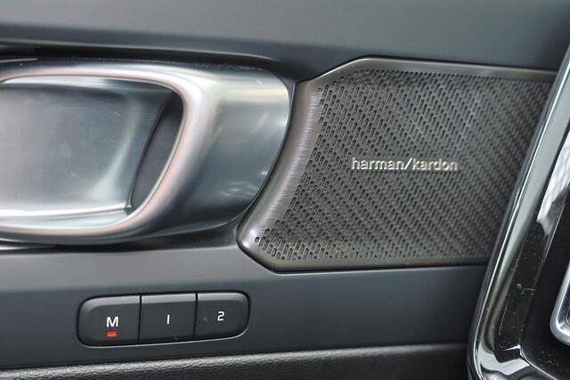 Volvo XC40 B3 Plus Dark - IntelliSafe Assist & Surround - 360º Camera - Harman/Kardon audio - Verwarmde voorstoelen & stuur - Parkeersensoren voor & achter - Elektr. bedienb. voorstoelen met geheugen links - Draadloze tel. lader - Standkachel - Extra getint glas - 1