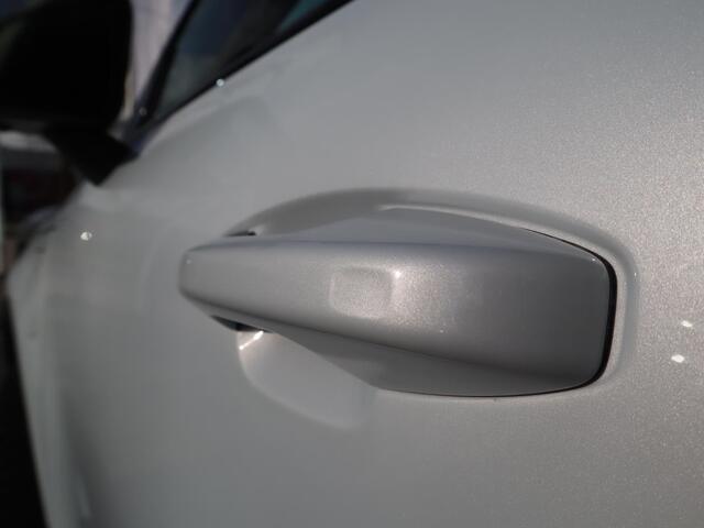 Volvo XC40 1.5 T5 Recharge R-Design | Trekhaak | Memory | 360 camera | Vos geleverd & onderhouden | Lava orange interieur