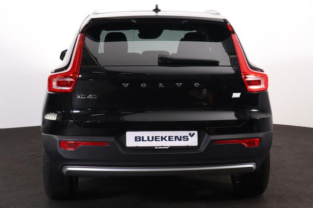 Volvo XC40 T4 Recharge Inscription - IntelliSafe Assist - Parkeercamera achter - Verwarmde voorstoelen & stuur - Parkeersensoren voor & achter - Draadloze tel. lader - Extra getint glas - Elektr. inklapbare trekhaak - 19' LMV