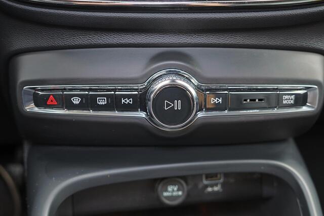 Volvo XC40 T4 Recharge Inscription - IntelliSafe Assist - Parkeercamera achter - Verwarmde voorstoelen & stuur - Parkeersensoren voor & achter - Draadloze tel. lader - Extra getint glas - Elektr. inklapbare trekhaak - 19' LMV