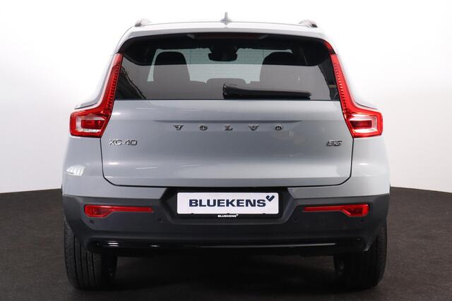 Volvo XC40 B3 Ultra Dark - Panorama/schuifdak - IntelliSafe Assist & Surround - 360º Camera - Harman/Kardon audio - Adaptieve LED koplampen - Verwarmde voorstoelen & stuur - Parkeersensoren voor & achter - Elektr. bedienb. voorstoelen met geheugen links - Draadloze 