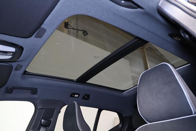 Volvo XC40 B3 Ultra Dark - Panorama/schuifdak - IntelliSafe Assist & Surround - 360º Camera - Harman/Kardon audio - Adaptieve LED koplampen - Verwarmde voorstoelen & stuur - Parkeersensoren voor & achter - Elektr. bedienb. voorstoelen met geheugen links - Draadloze 