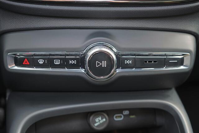 Volvo XC40 B3 Ultra Dark - Panorama/schuifdak - IntelliSafe Assist & Surround - 360º Camera - Harman/Kardon audio - Adaptieve LED koplampen - Verwarmde voorstoelen & stuur - Parkeersensoren voor & achter - Elektr. bedienb. voorstoelen met geheugen links - Draadloze 