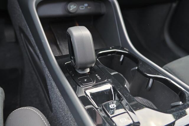 Volvo XC40 B3 Ultra Dark - Panorama/schuifdak - IntelliSafe Assist & Surround - 360º Camera - Harman/Kardon audio - Adaptieve LED koplampen - Verwarmde voorstoelen & stuur - Parkeersensoren voor & achter - Elektr. bedienb. voorstoelen met geheugen links - Draadloze 