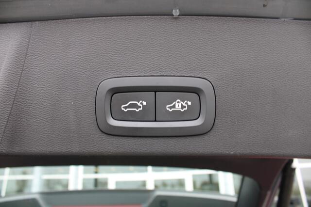 Volvo XC40 T4 Automaat Recharge R-Design Expression | Adapt. Cruise | El. Trekhaak | Camera | BLIS | Verw. Voorstoelen & Stuurwiel | Leder | Keyless |