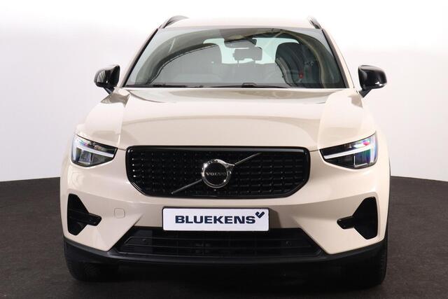 Volvo XC40 B4 Plus Dark - IntelliSafe Assist & Surround - Harman Kardon audio - Adaptieve LED koplampen - Verwarmde voorstoelen & stuur - Parkeersensoren voor & achter - Elektr. bedienb. voorstoelen met geheugen links - Draadloze tel. lader - Elektr. inklapbare trek